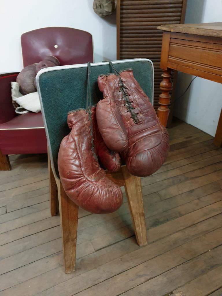 ancienne paire de gants de boxe en cuir ring sport vintage