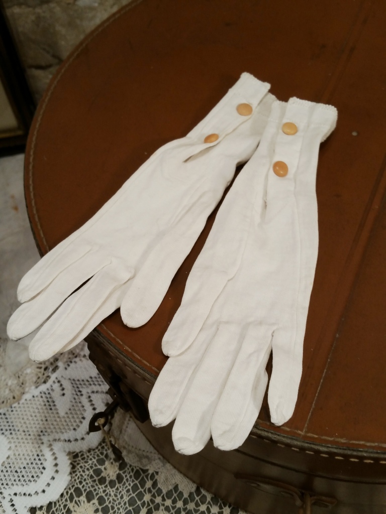 ancienne paire de gants de femme élégante